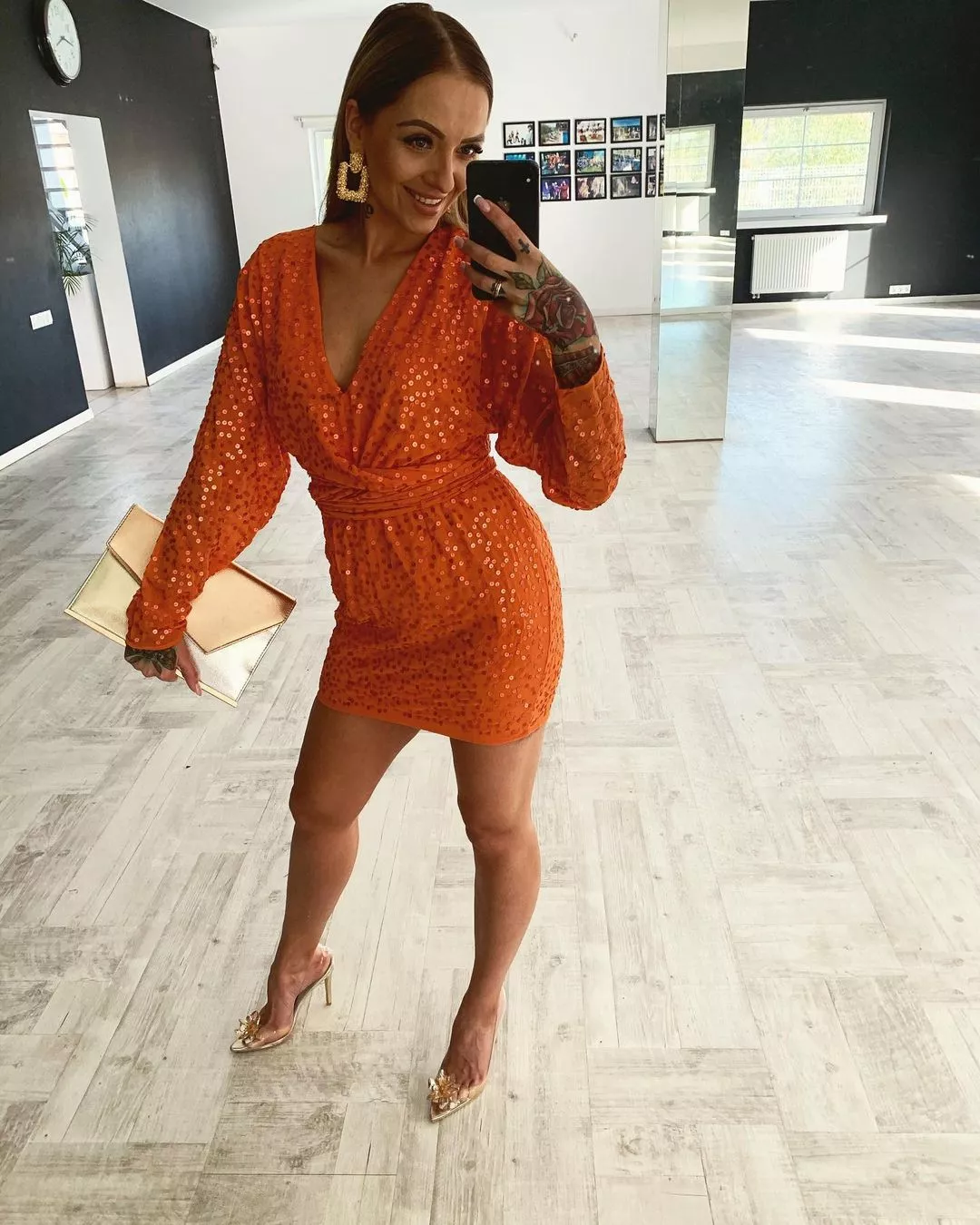 Urocza gwiazdeczka disco polo odsłoniła ciało! Jej długie nogi przyprawiają o zawrót głowy! 